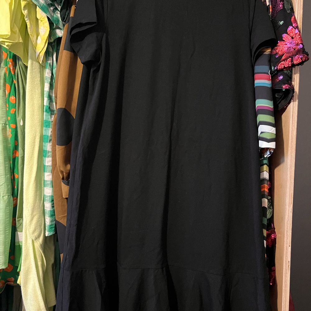 Isaac Mizrahi Live black dress with ruffle bottom